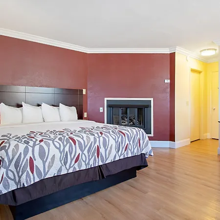Red Roof Inn & Suites Monterey-3